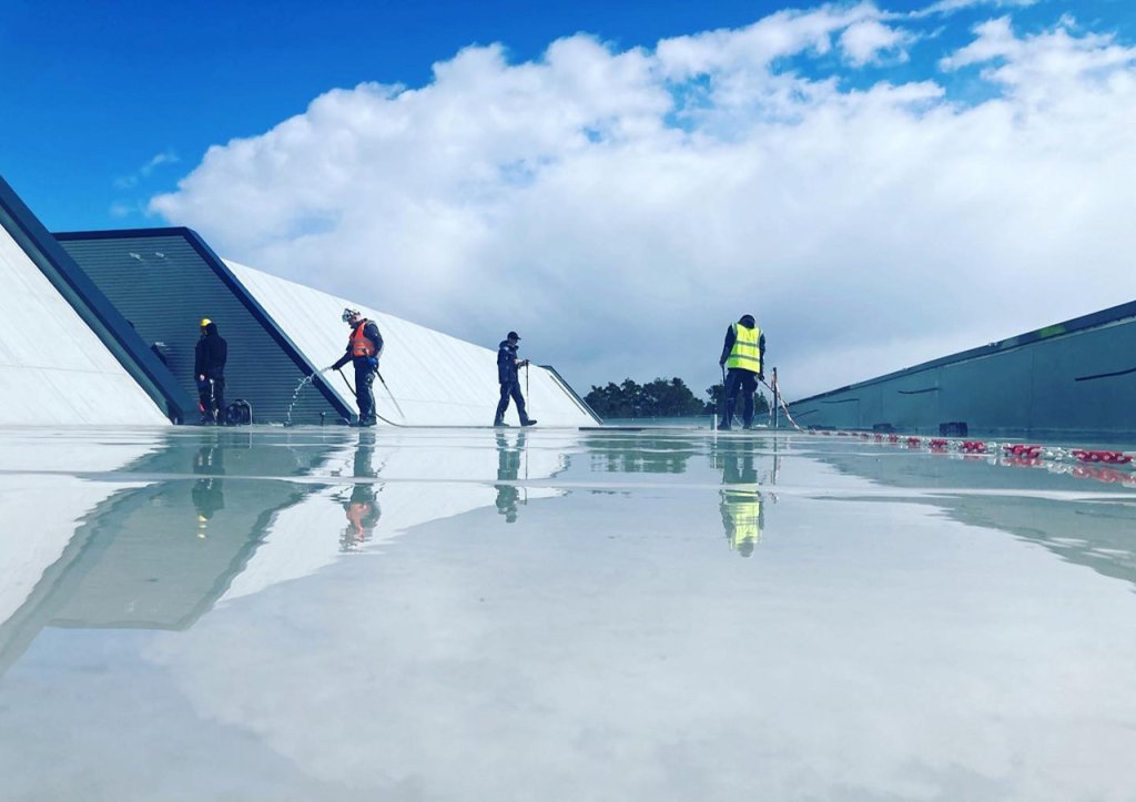 Flachdach Leckortung  auf großen Dachflächen.
