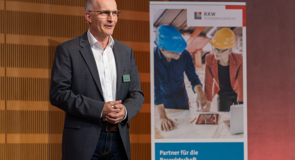 Ob Dichtheitsprüfung, Leckageortung oder Monitoring am Flachdach – unsere Technologien leben vom Dialog.